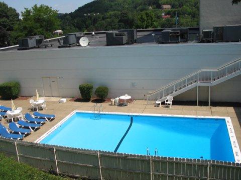La Quinta Inn & Suites Pittsburgh North McCandless Township エクステリア 写真